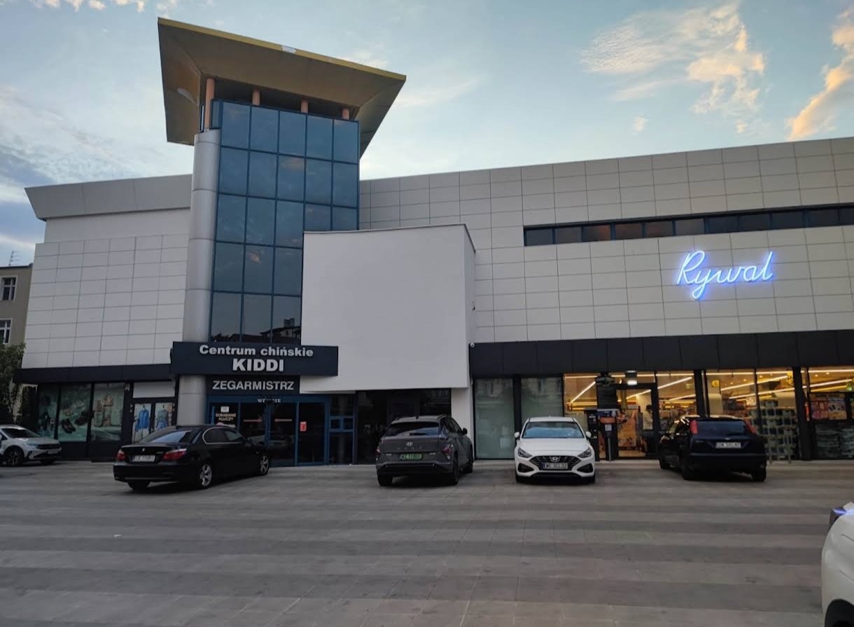 Budynek KIDDI i widok w kierunku wejścia