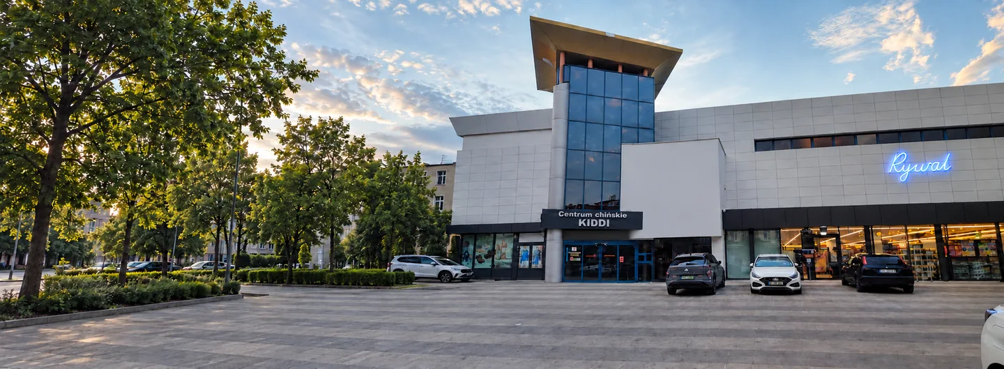 Budynek KIDDI z wejściem pod szklaną wieżą